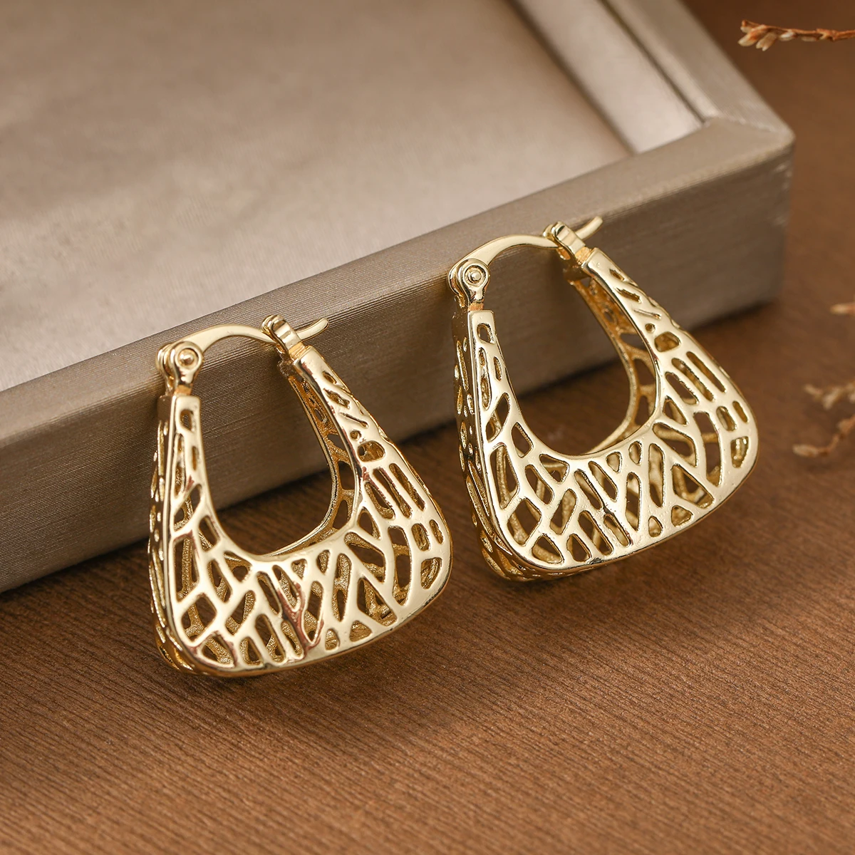 Luxury-sleek design, hollow U-shaped creative copper jewelry pendant for women's earrings, suitable for parties and dates.
