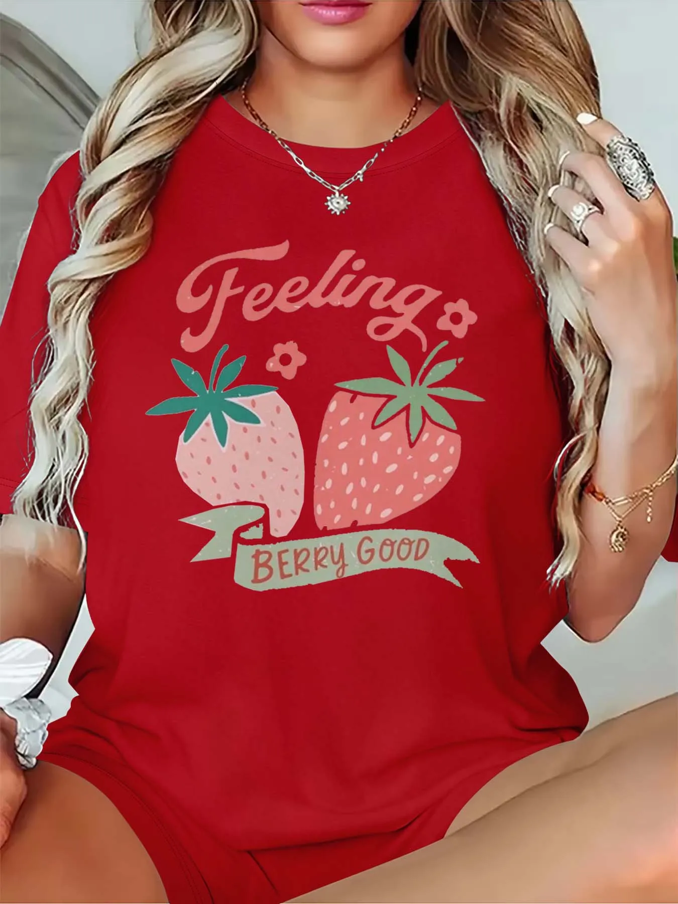 Plus Size Feeling Berry Good Strawberry Themed T-shirt voor vrouwen die zoete en stijlvolle vibes omarmen