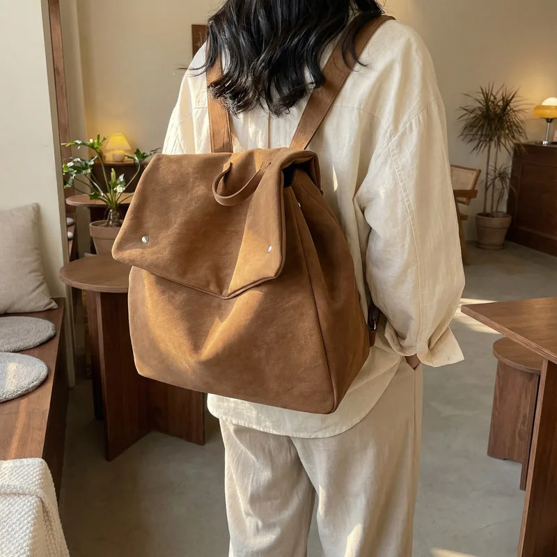 Mochilas de estilo pijo Retro, novedad de 2026, bolsas de libros con solapa de ante de gama alta de nicho de lujo para estudiantes universitarios, bolso de hombro de viaje grande