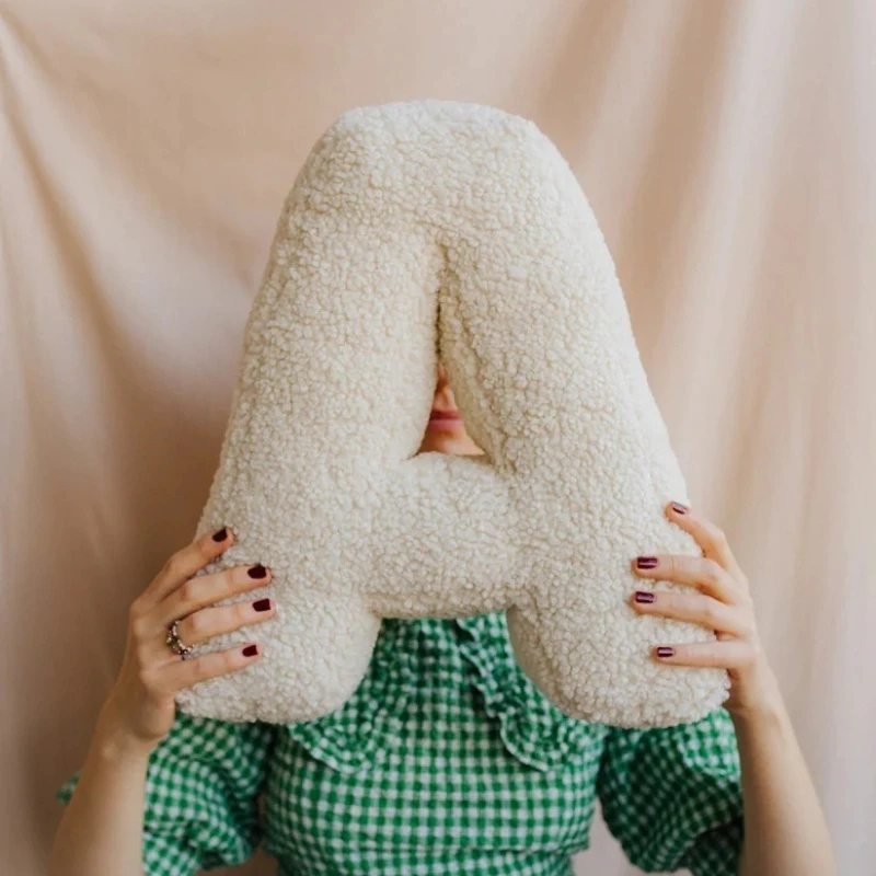 

Плюшевая подушка с алфавитом, домашние подушки для сна, мягкая подушка в форме буквы для дивана-кровати, автомобиля, офиса, декоративная плюшевая подушка с буквами