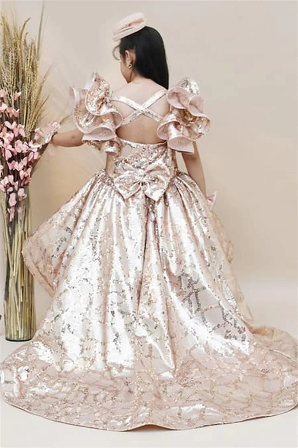 สแควร์คอเงาจีบแขนสั้นดอกไม้สาวชุดเข่าความยาวกวาดรถไฟคลาสสิก First Communion Gown ที่กําหนดเอง