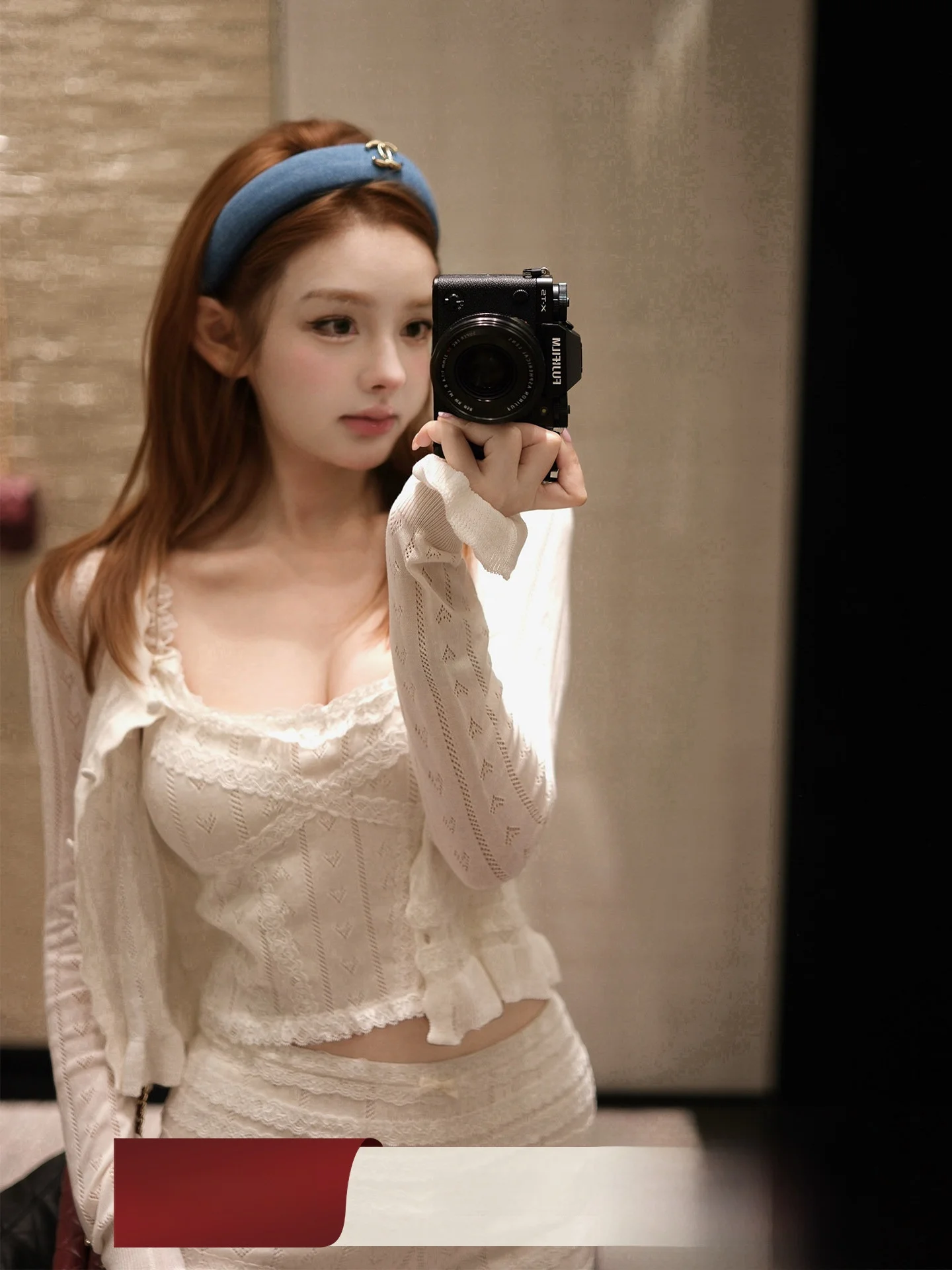 

Комплект из трикотажа с кружевной отделкой: женский облегающий кардиган на шелковых бретелях и хлопковый топ с эффектом мармелада. Модная осенне-весенняя одежда.