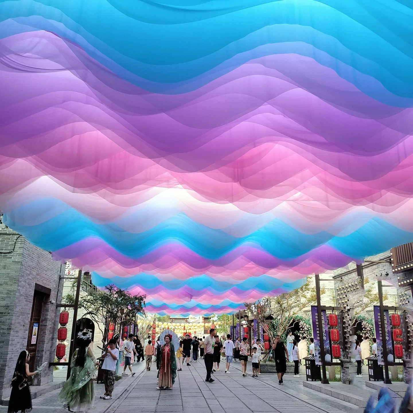 

Colorful Wave Ceiling Drapes Wind-Activated Outdoor Courtyard Sunshade Homestay Restaurant Scenic Area Ceiling Decor Cloth