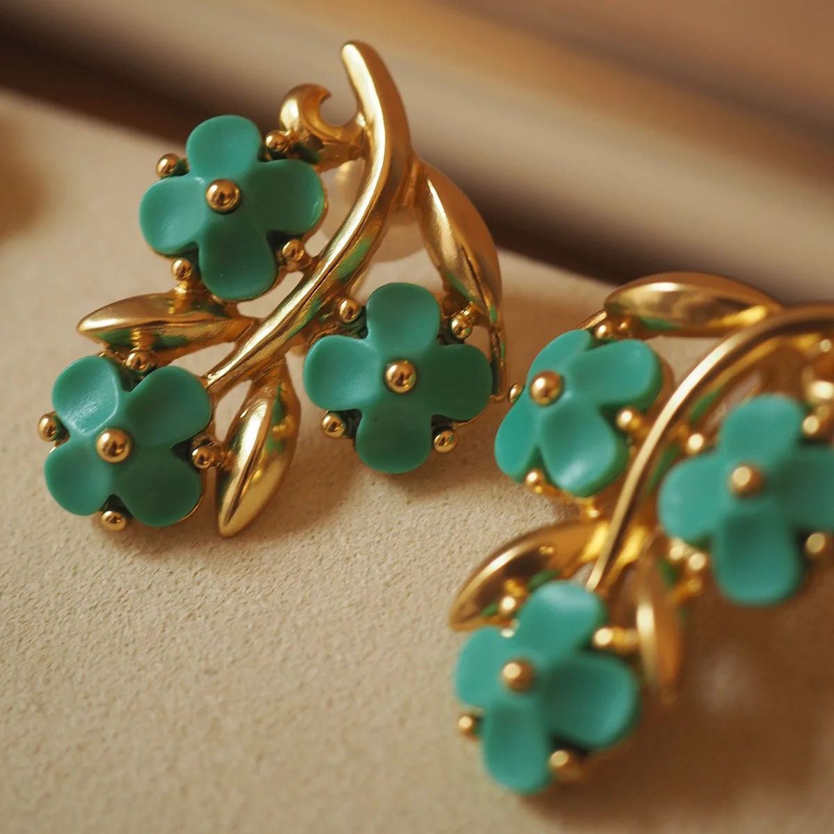 

Vintage Clover & Flower Stud Earrings — Retro Lucky Motif Jewelry