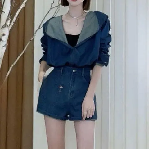 بدلة نسائية عصرية بقلنسوة مكونة من قطعتين، مجموعة خريف 2026 الجديدة بتصميم ريترو، توب من الدنيم وشورت عالي الخصر ونحيف