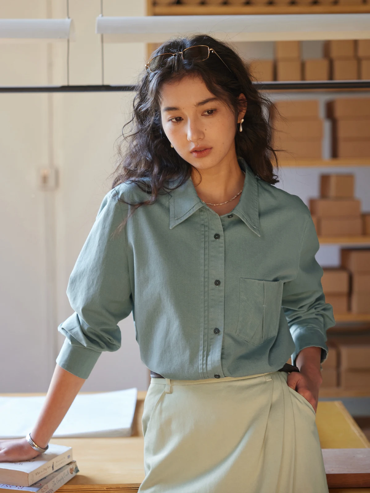 

Женская винтажная синяя рубашка Solighter с длинным рукавом, свободного кроя, стройнящая, весна 2026, новый стиль, хлопковая, для повседневной носки, модный топ