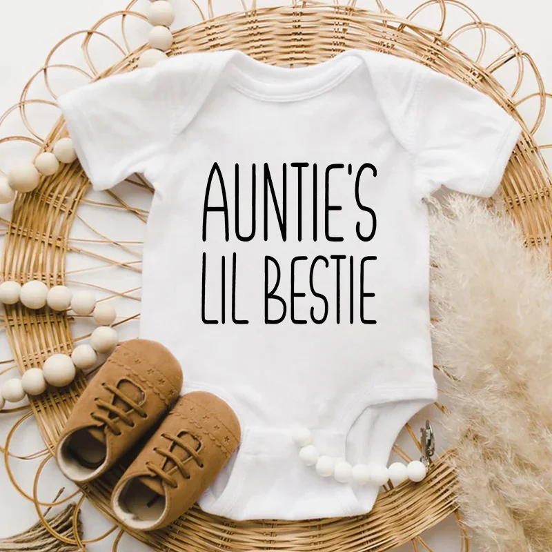 بدلة أطفال مطبوعة بأحرف مضحكة من Auntie's Lil Bestie كاجوال للأطفال الرضع بأكمام قصيرة رومبير لحديثي الولادة