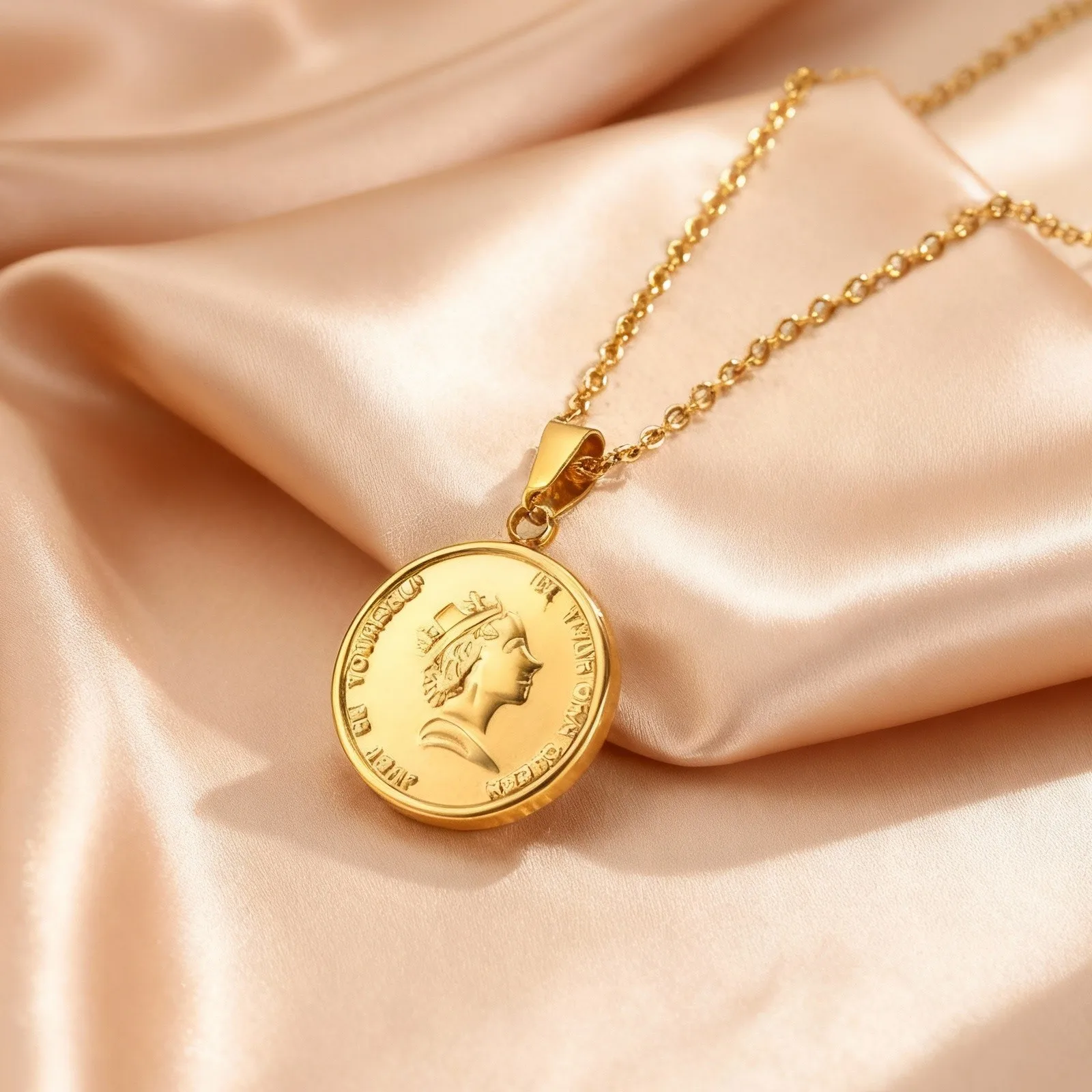 Stainless Steel Portrait Queen Coin Necklace, Gold Plate Carved Queen Round Pendant Necklaces, Classic Waterproof Jewelry