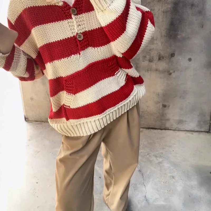 クリスマススタイルのコントラストストライプの赤いセーター、女性用、秋と冬、セミオープンカラー、厚手のニットセーター、トレンド