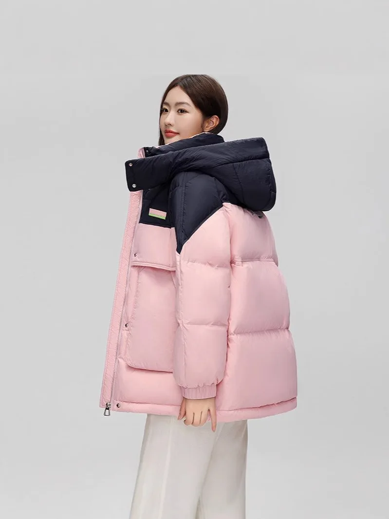 سترة أنيقة ومريحة 2025. يتميز معطفًا متوسط الطول بغطاء للرأس مقاس كبير ومريحًا للدفء القصوى.