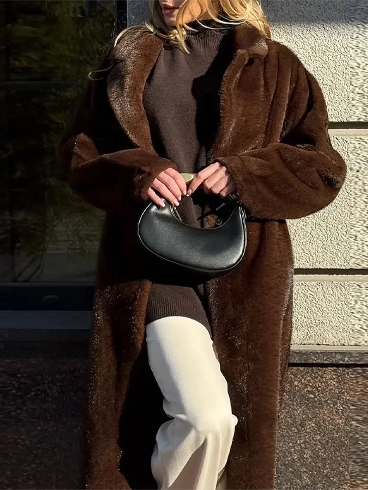 Cappotti lunghi in pelliccia sintetica solida da strada Donna Casual Maniche lunghe Risvolto Cappotto caldo addensato allentato Donna 2025 Autunno Inverno Lady Outwears