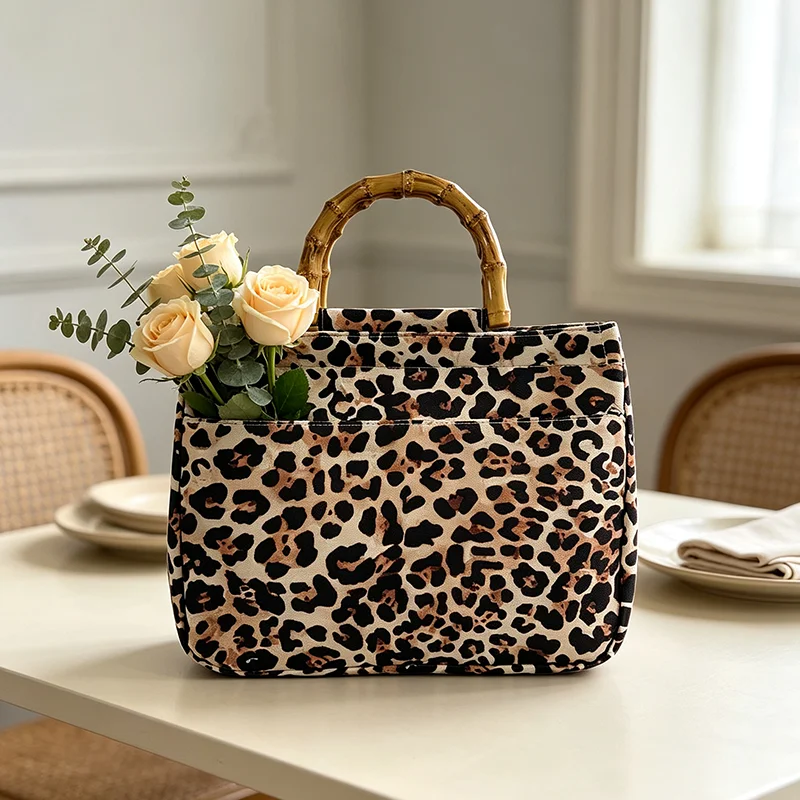 Retro-Tasche für Damen mit Leopardenmuster und Griff aus Kunstbambus. Beige Handtasche mit schwarzem und braunem Leopardenmuster für Damen – Detail 4