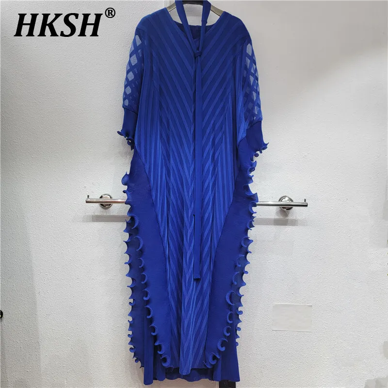 

HKSH Spring Summer New Women American China-Chic Tide Buckle High Street Trend Fold Solid Color Simple Pleated Slim Dress HK4974