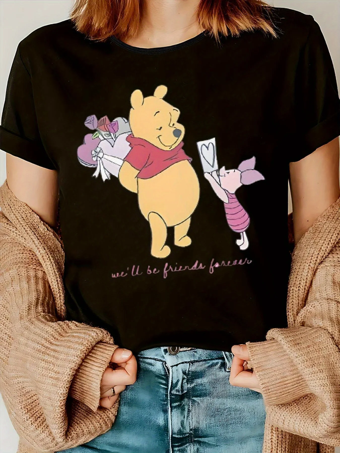 قطعة واحدة من تي شيرت Winnie The Pooh & Piglet Friendship Graphic - تي شيرت نسائي قصير الأكمام برقبة دائرية، ملابس صيفية لطيفة غير رسمية مع