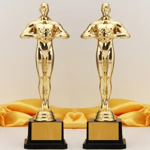Kleine plastische Trophäe, die in Gold, Repliken von Preisen, Partygeschenken und Feierlichkeiten, handgefertigte Erinnerungen, 18 cm, 21 cm, 26 cm gebadet wurde Haupttrofeo -Oscar -Verkauf - №1