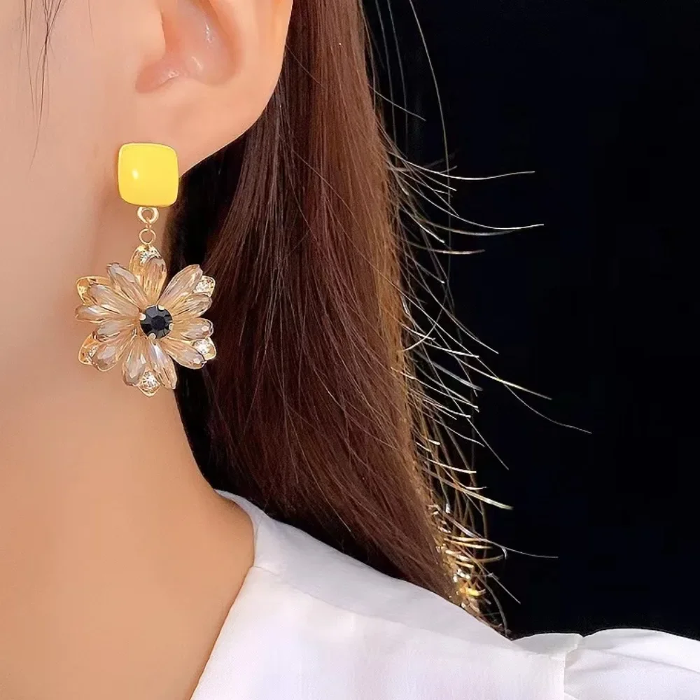 أقراط البتلة الإبداعية. الطراز الريفي القديم والعصري، قلادة على شكل زهرة خضراء، أقراط فاخرة مصنوعة من الكريستال الاصطناعي #4