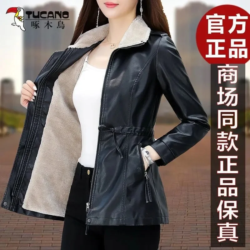 Leather and Fur Integrated Motorcycle Jacket for Women in Winter Thickened and Plush Lamb Fur Jacket Medium Length 2023 New Coat