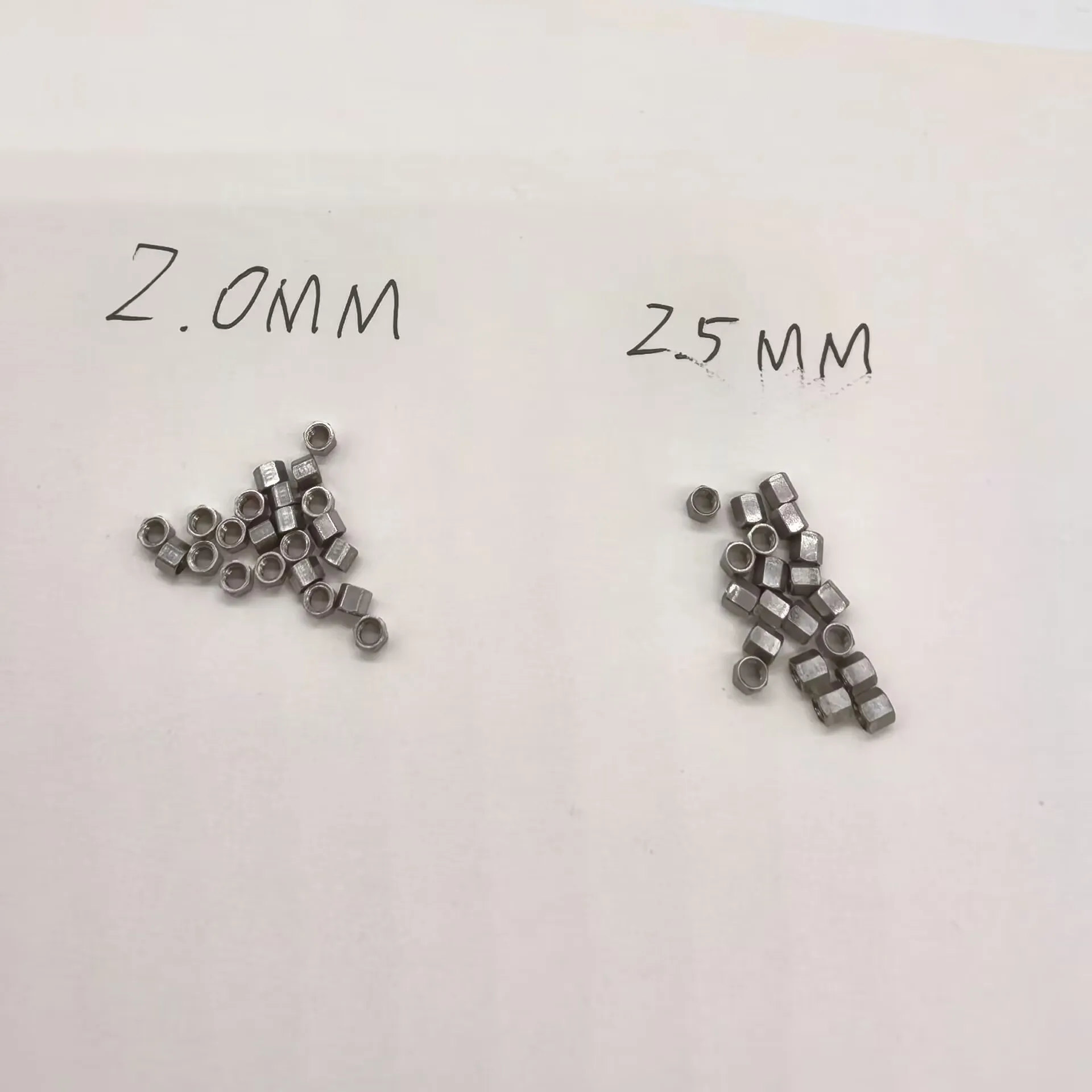 20 pz Metallo M2 Ruota Dado di Bloccaggio Vite per 1/14 Tamiya RC Autocarro Con Cassone ribaltabile SCANIA 770S R620 VOLVO BENZ Arocs MAN TGX LESU Accessori Auto