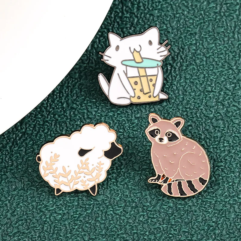Креативная-мультяшная-брошь-в-виде-овечки-милый-художественный-значок-брошь-в-виде-енота-или-котенка-из-сплава-новые-аксессуары-для-одежды-h0552