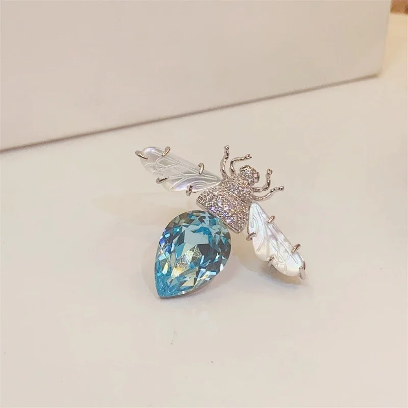 

CHKAWOCI Blue Crystal Bee Brooch Valentine's Day gift for female niche design Upscale upscale art suit dinner accessory pin