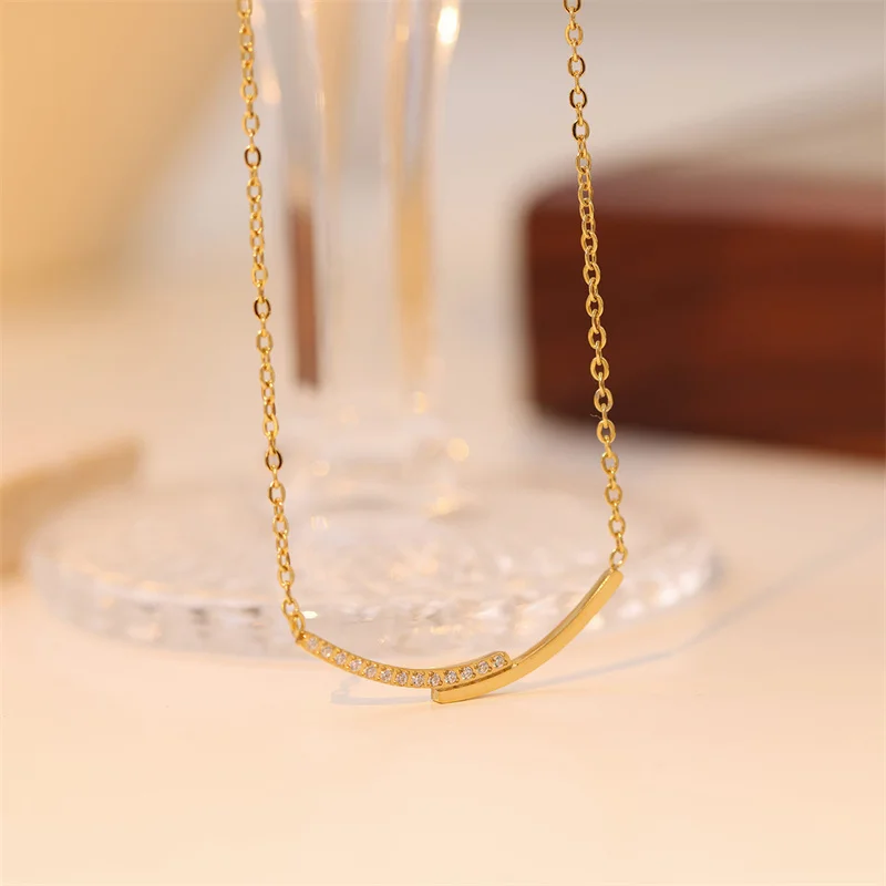 Gold Plated Smile Premium Stainless Steel Charm Necklace Sexy Personality Pendant Clavicular Chain For Women Decoration