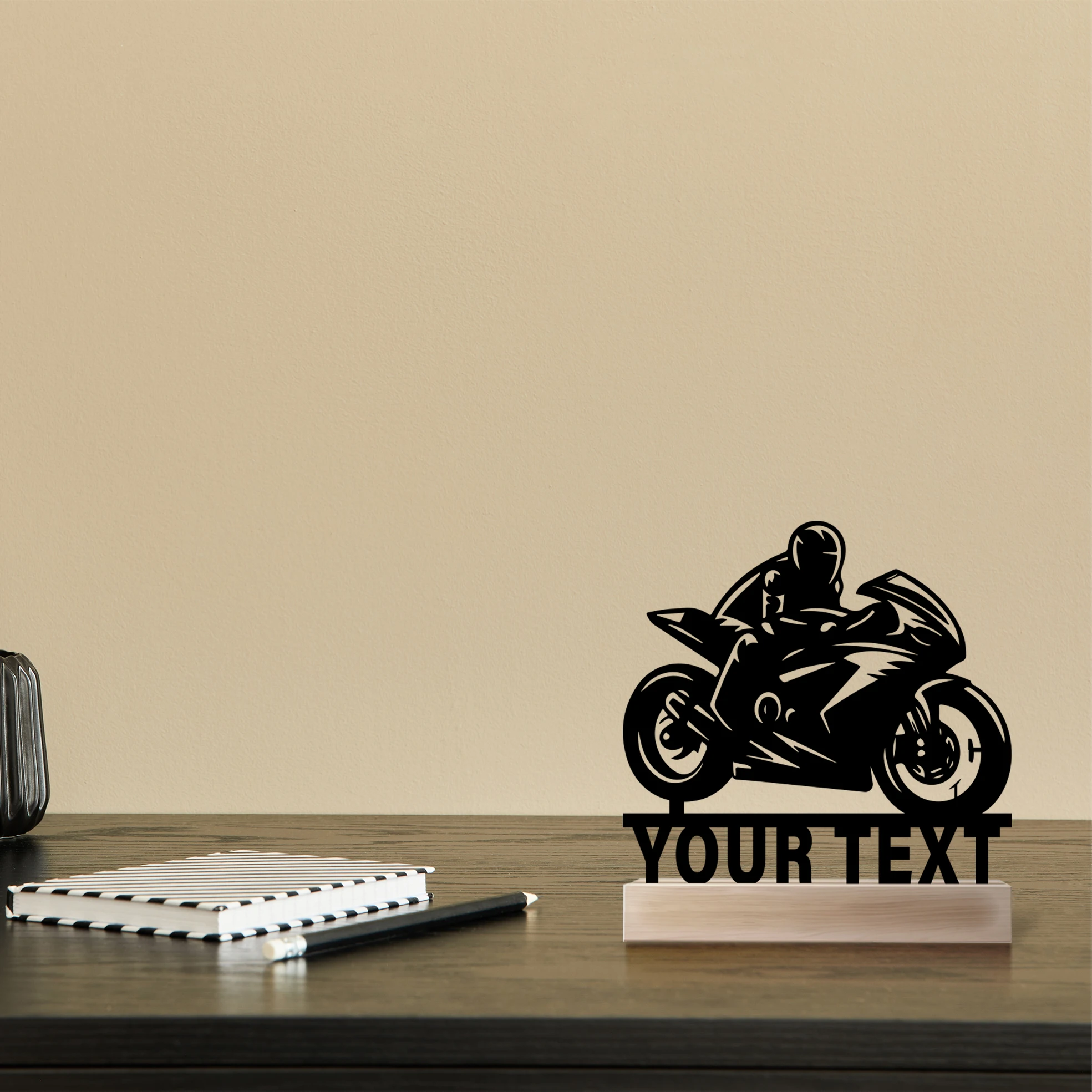 1 szt. Abstrakcyjna statuetka motocyklisty z personalizowanym imieniem, metalowa, z drewnianą podstawą, żelazna ozdoba, rzeźba, figurka artystyczna z drewnianą podstawą.