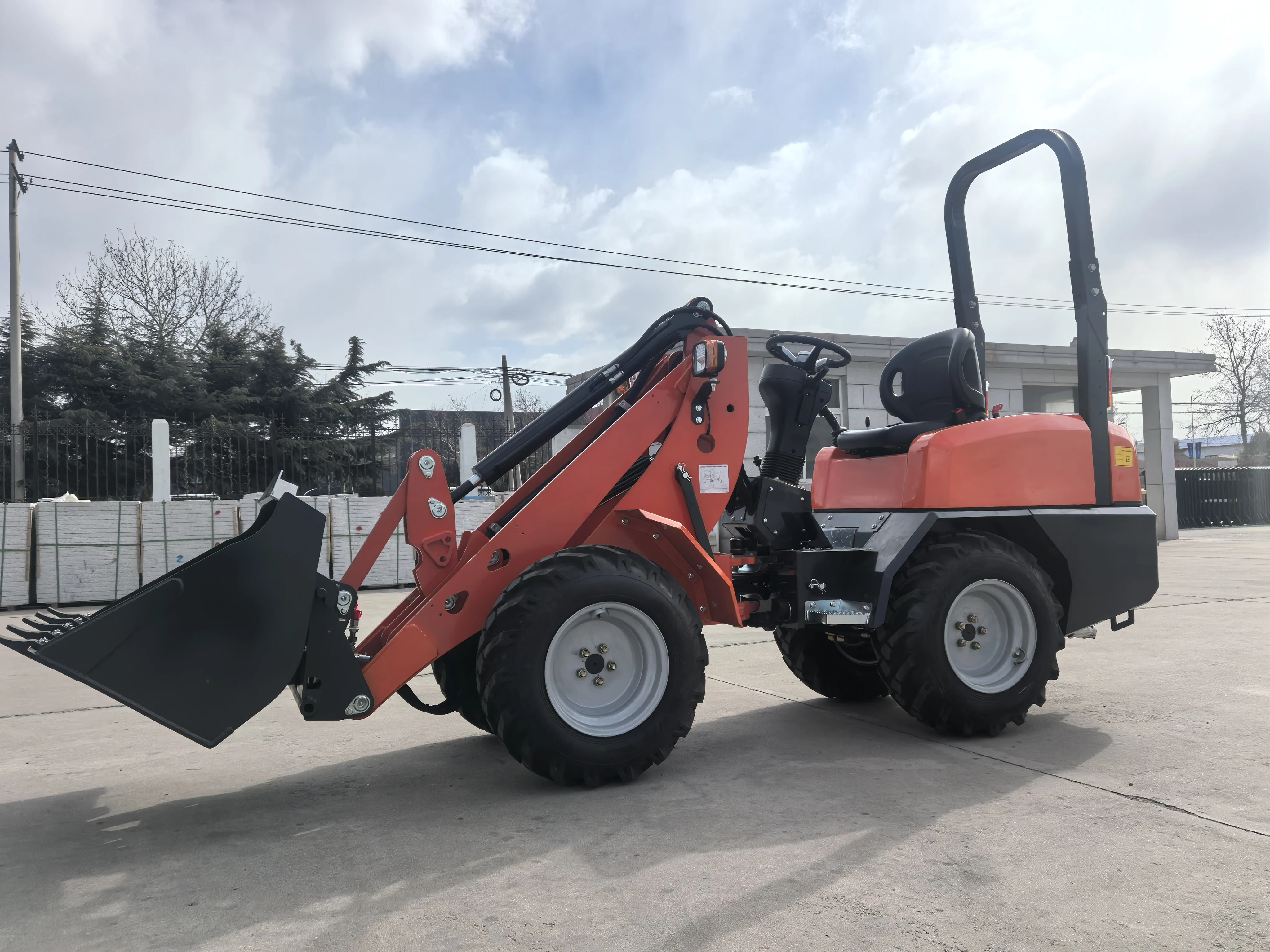 Mini Loader 1000Kg Gratis Pengiriman Diesel Loader 4×4 Roda Front Loader Segala Medan Skidsteel Loader Kecil Loader 4 Roda