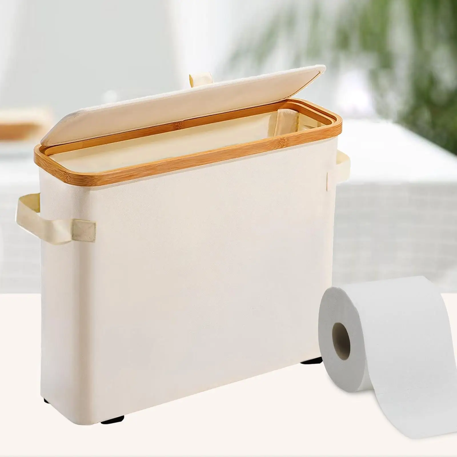 モダンなバスルームに合う、高さのある竹製の蓋付きトイレットペーパー収納バスケット。