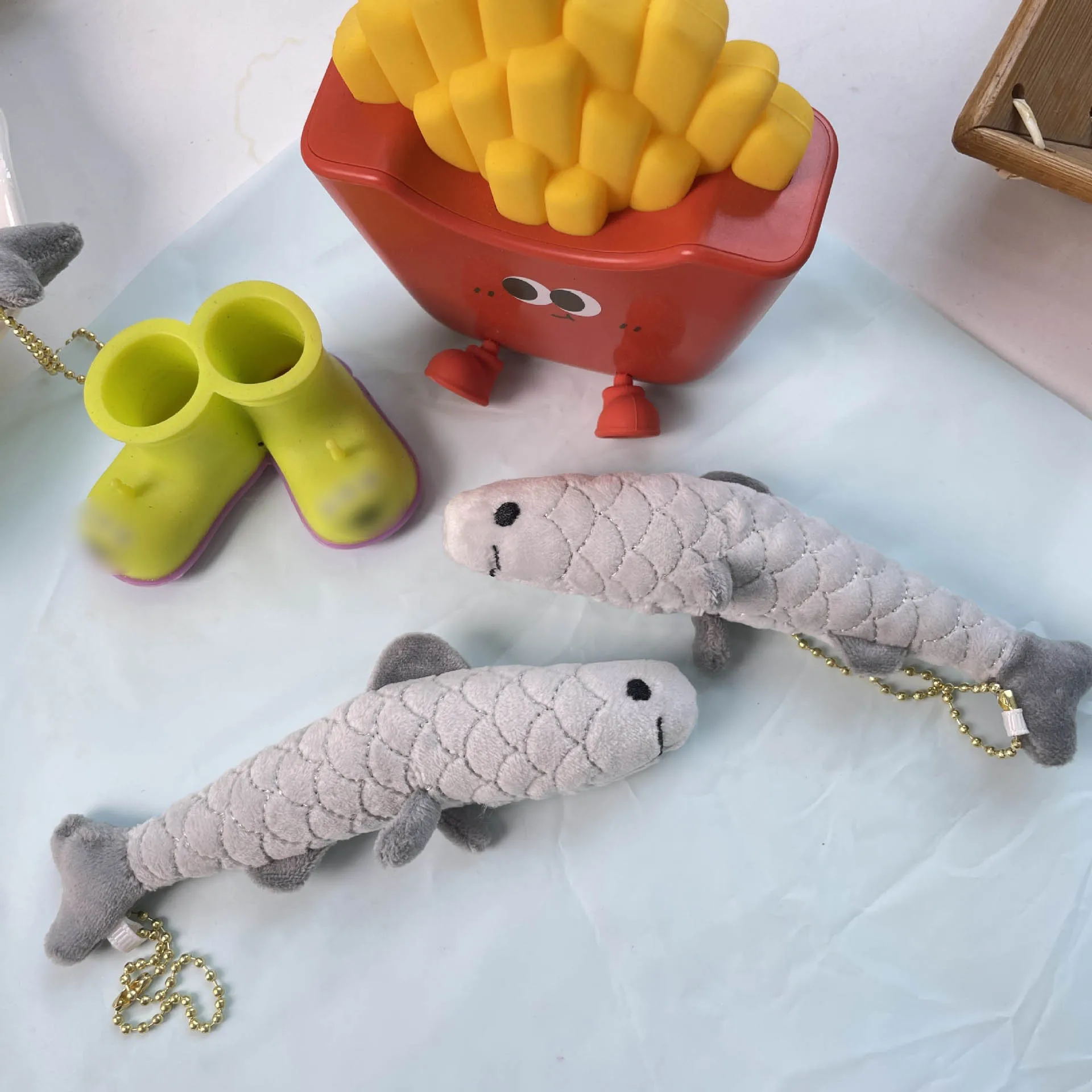 Portachiavi con ciondolo decorativo per borsa in peluche di sardine realistiche carine giapponesi Regali creativi Portachiavi con pesci piccoli in peluche morbido e carino