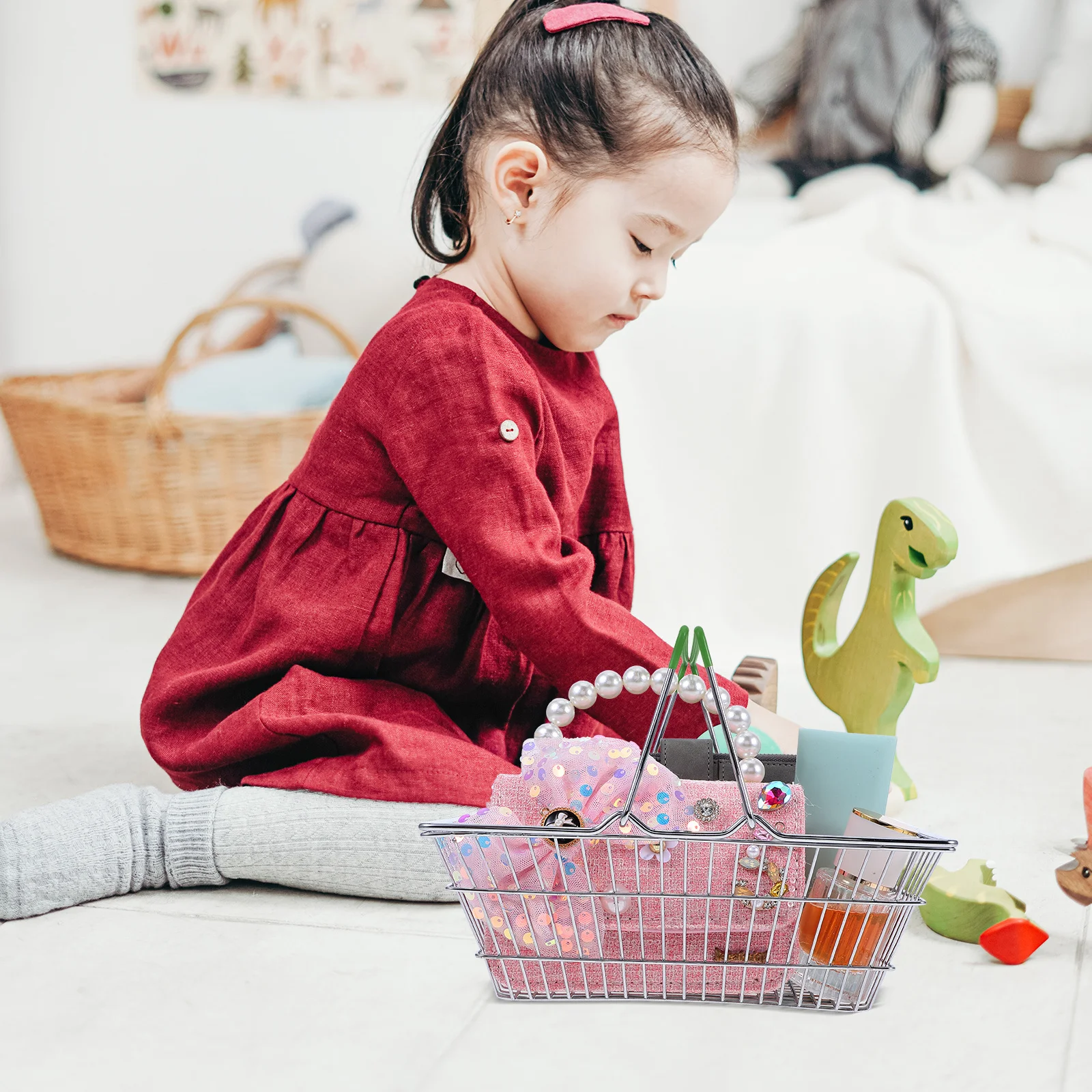 سلة تسوق صغيرة للأطفال سلة تخزين حديدية مدمجة محمولة للعب التظاهري عربة بقالة صغيرة ملحقات بيت الدمى وقت اللعب