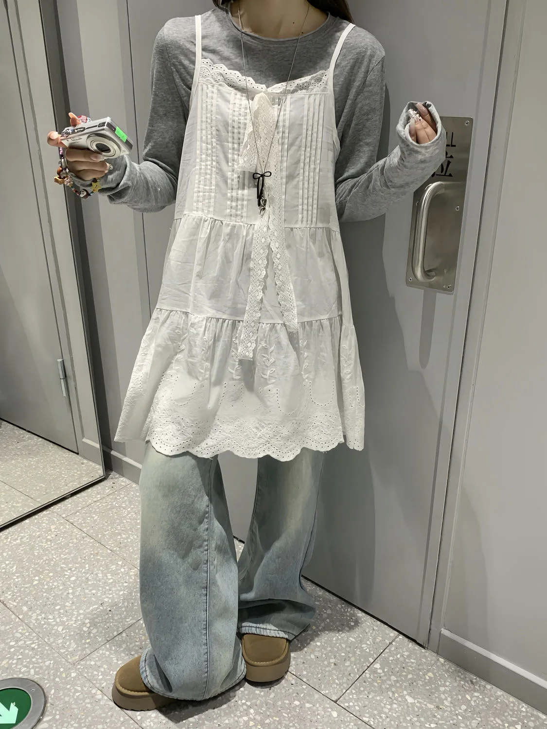 Dunne pure witte katoenen kanten cover-up onderjurk dames lente herfst mouwloze overlay korte mini-jurk Koreaanse zoete stropdas-front