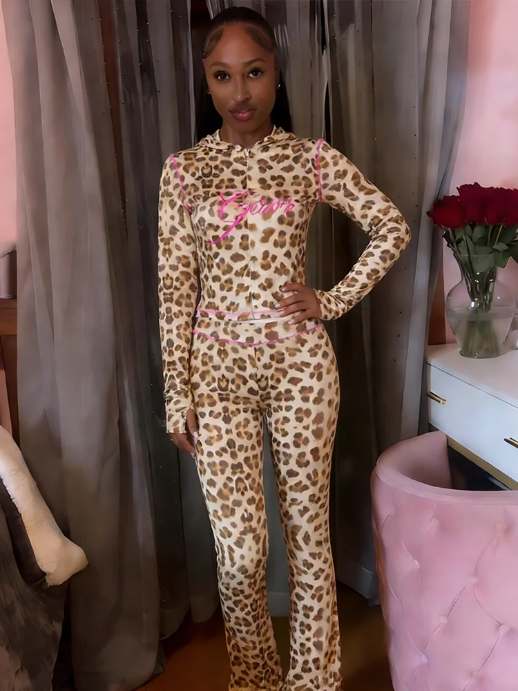 

Комплект из 2 предметов Whatiwear: женский спортивный костюм с леопардовым принтом, укороченная куртка с капюшоном и расклешенные брюки, эластичный комплект для улицы