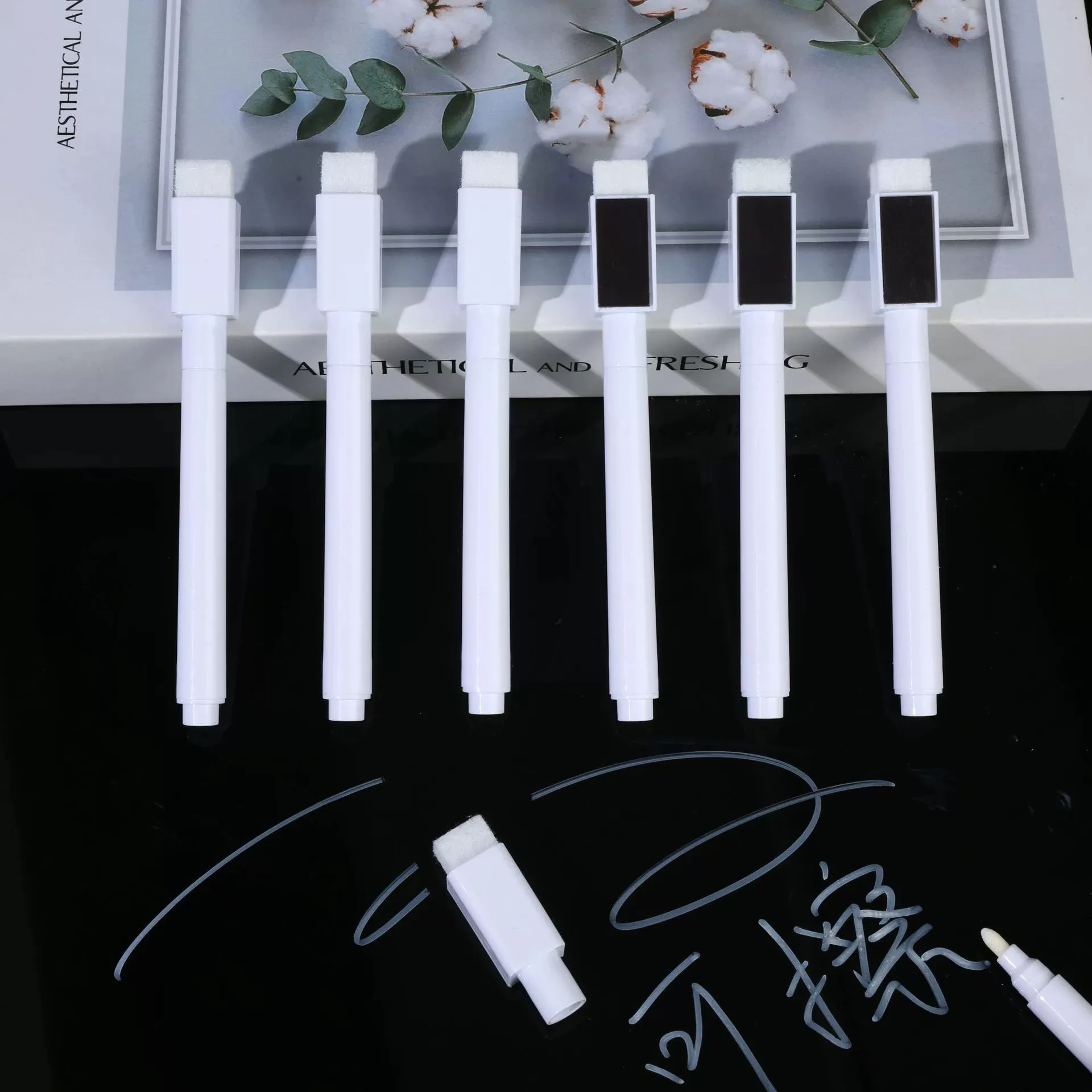 Weiße trocken abwischbare Whiteboard-Marker mit Radierkopf für einfaches Abwischen und glattes Schreiben, geeignet für Klassenzimmer und Bürobedarf. – Detail 6