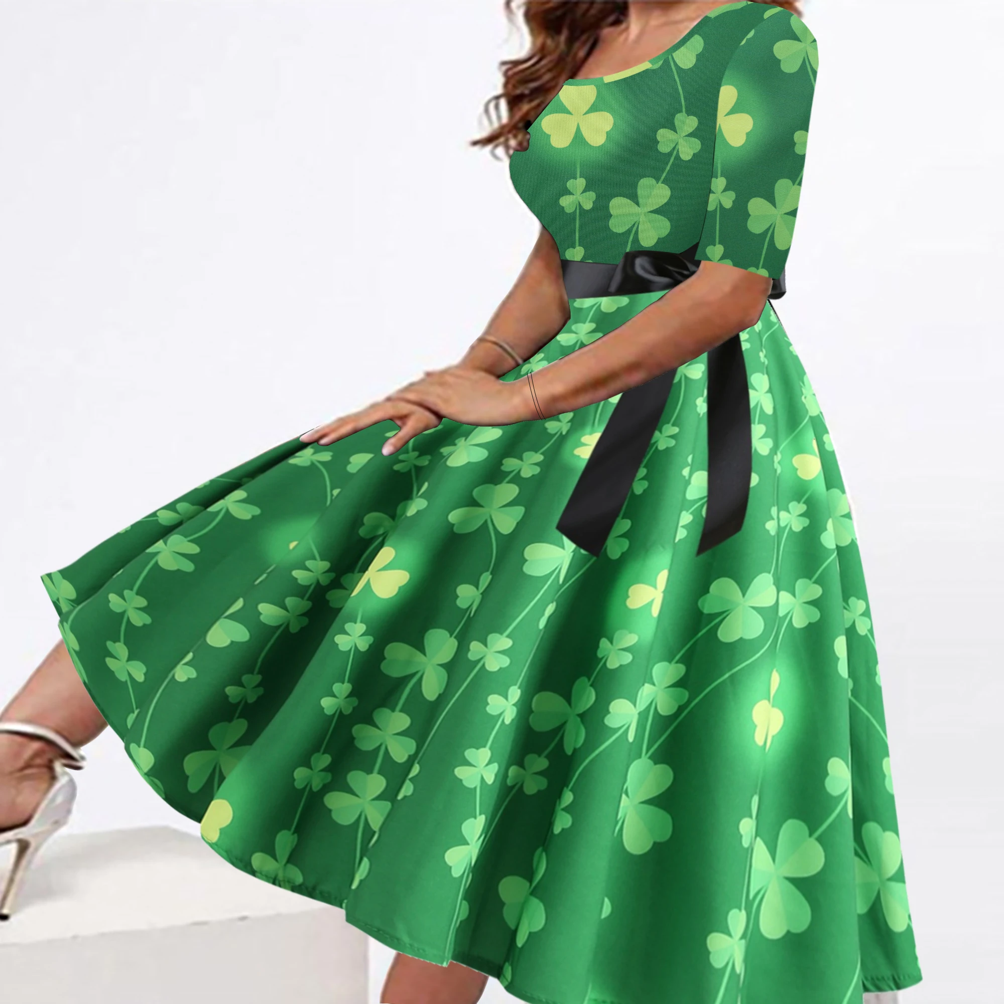 Plus Size Clover Print Belted Dress, Casual Crew Neck Short Sleeve Dress, Women's Plus Size Clothing