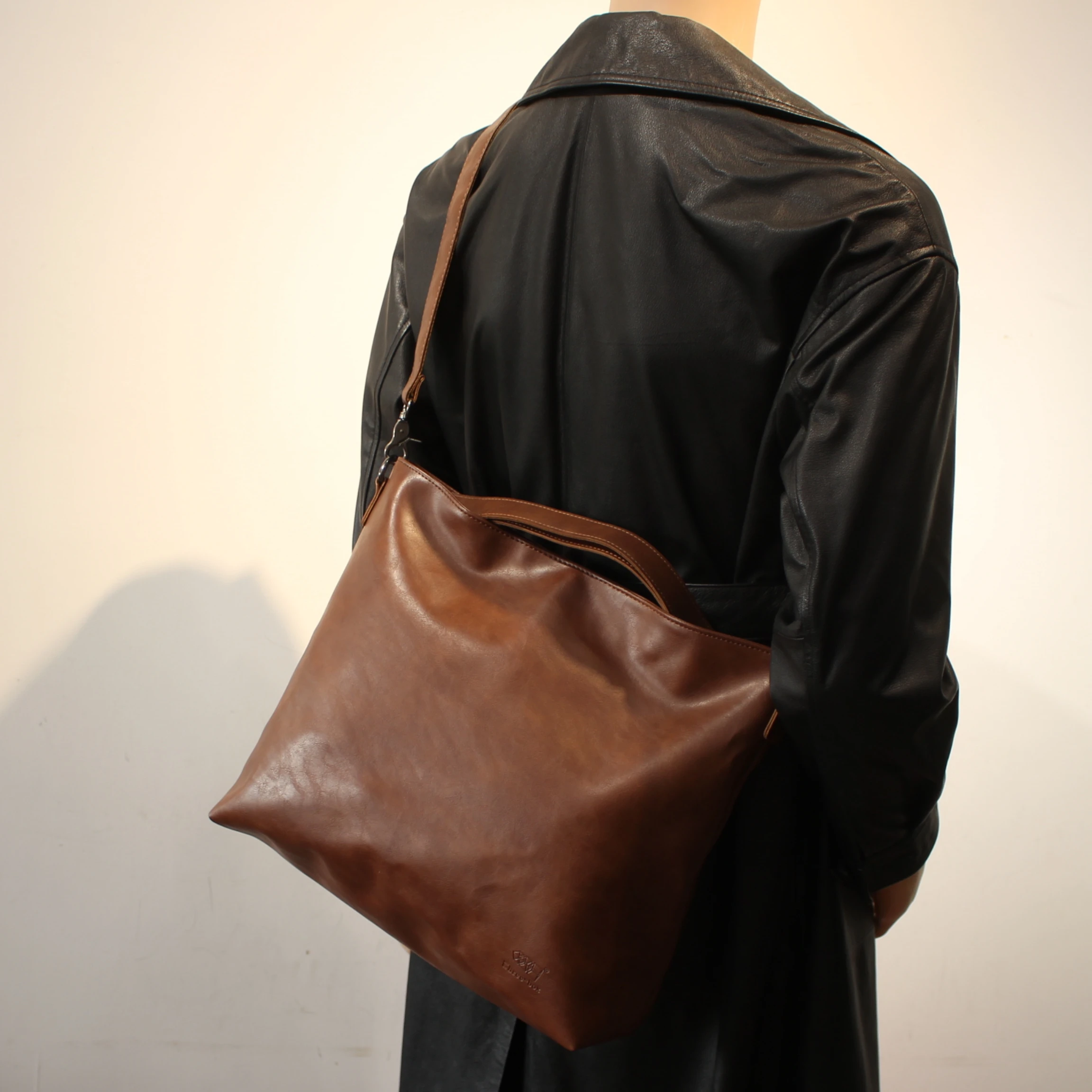 Casual Large Capacity Soft Leather Crossbody Bag Unisex Single Shoulder Bag Simple Design Korean Style Handbag for Men And Women