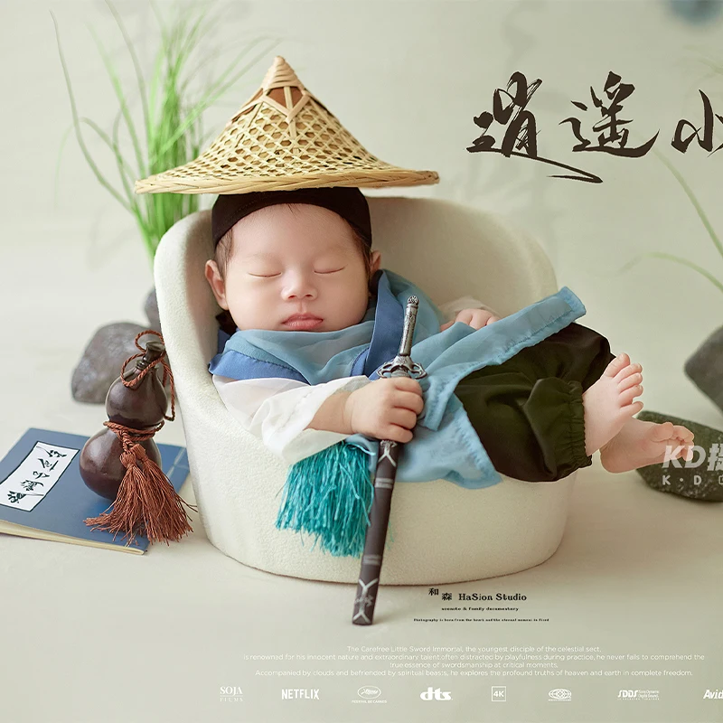 

Little Taoist Newborn Photography Props Traditional Hanfu Style Robe, Straw Hat & Gourd Sword Props, Infants Photoshoot Outfit
