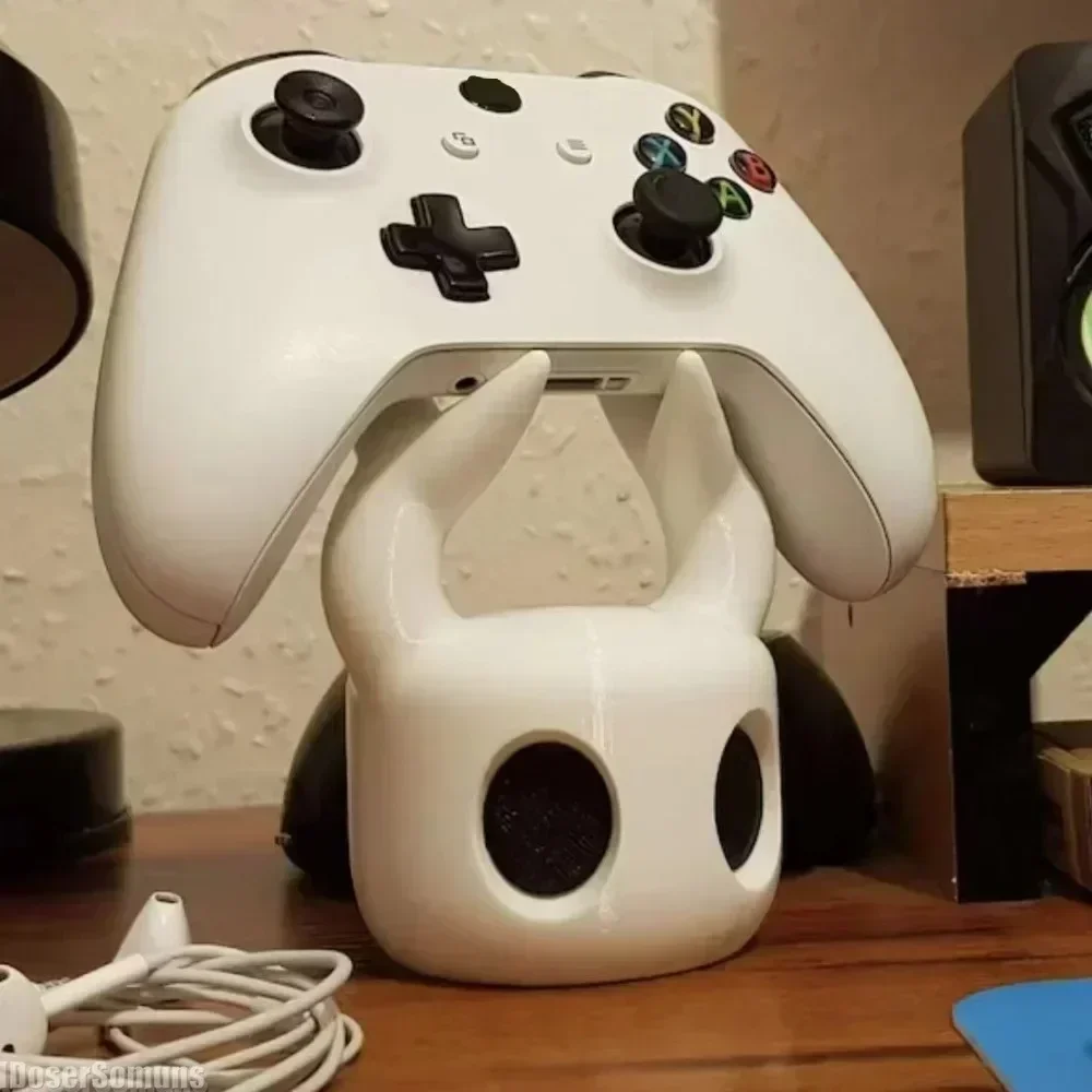 

Universal Game Controller Stand, Compatible with PS4/PS5/Switch, Hollow Knight Theme, Cool Desktop Display