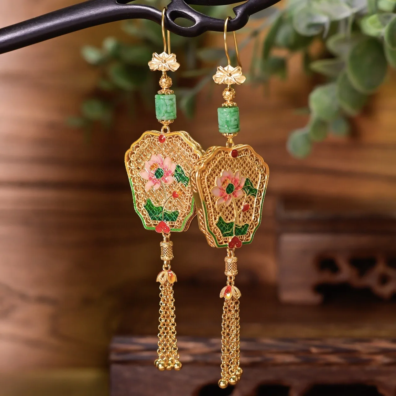 

Серьги из серебра S925 с позолотой, перламутром и эмалью в форме лотоса, с резным жадеитом класса А, в китайском стиле, элегантный ювелирный подарок