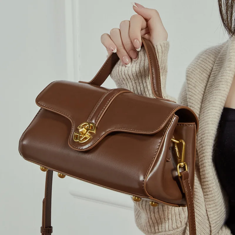 

2025 Autumn and Winter Genuine Leather Crossbody Bag for Women High-end Lock Clasp Small Bag, Light Luxury Handbag Shoulder Bag.