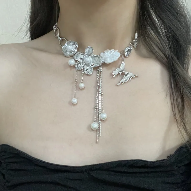 HUANZHI Romantic Elegant Flower Tassel Necklace Metal Butterfly Vintage Faux Pearl Choker Fashion Unisex Jewelry for Women New