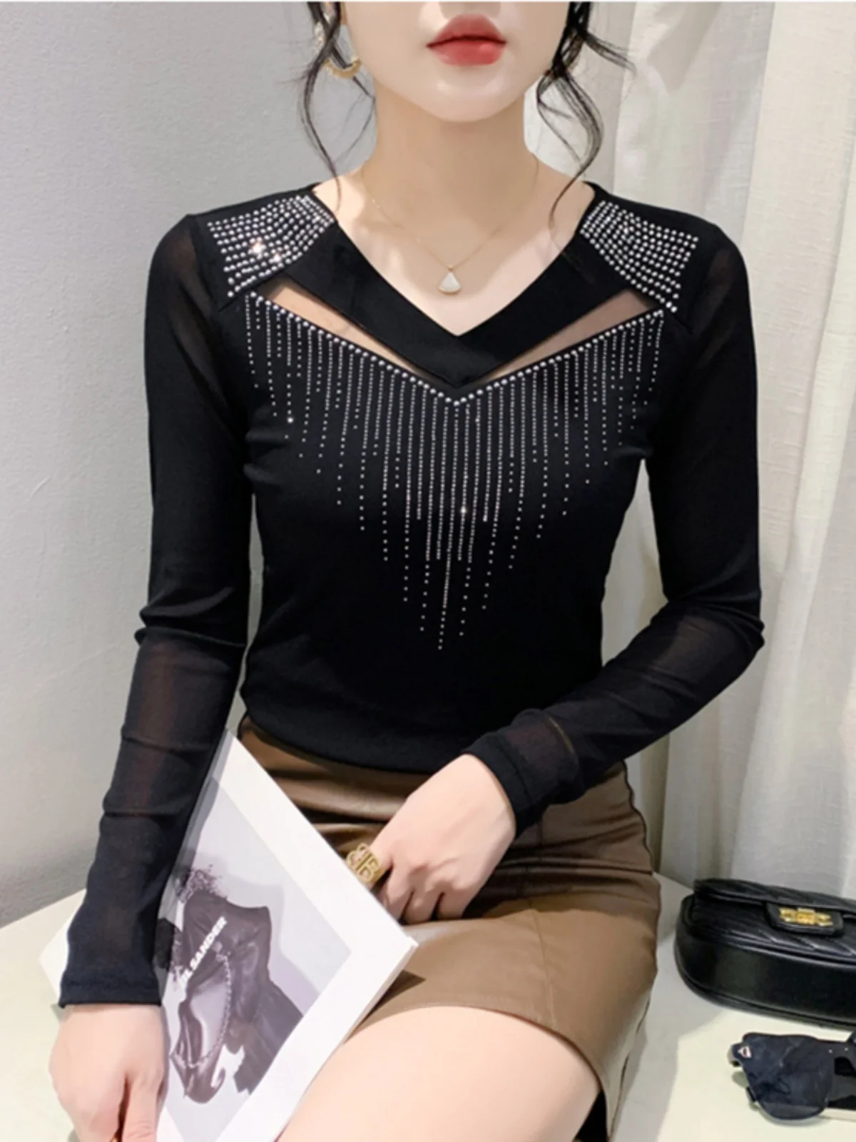 

Сексуальная ажурная футболка V-Ne с тяжелыми стразами, сетчатая вставка, облегающая длинная свековая основа irt, корейский Sle Commute