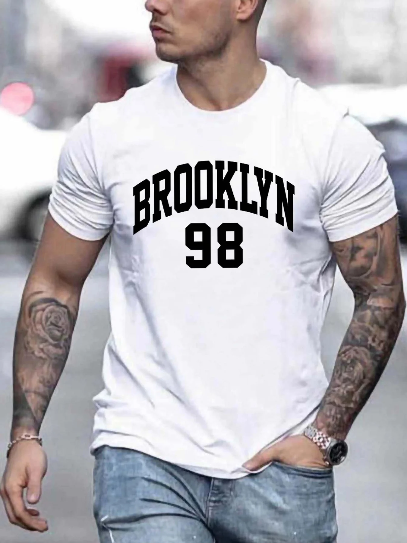 เสื้อยืดกราฟิกผู้ชาย Brooklyn 98 - เสื้อยืดแขนสั้นลําลองสีดําพิมพ์ลายสีขาวหนา Regular Fit