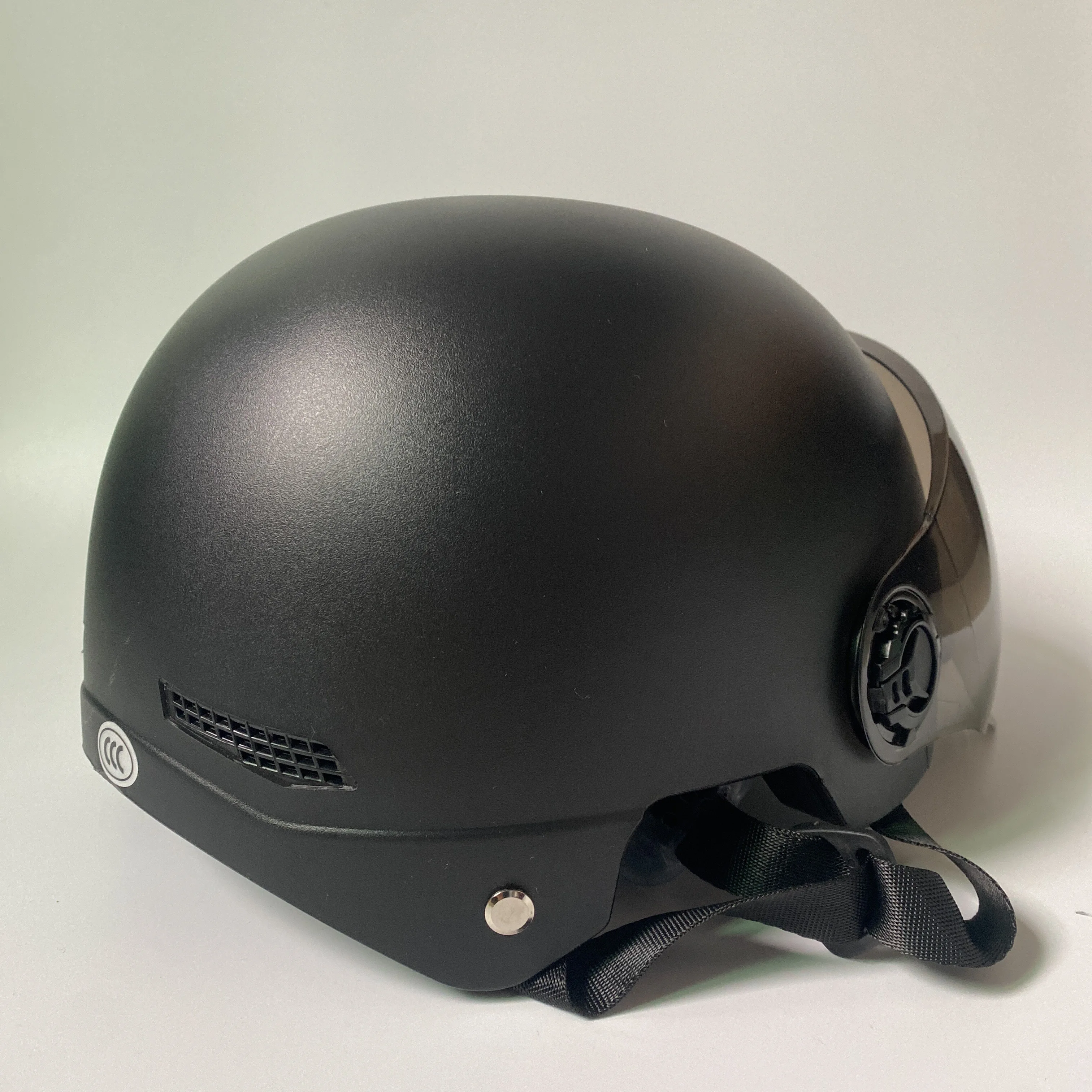 Casco de coche eléctrico universal para todas las estaciones, medio casco, protección solar de verano, Linda personalidad