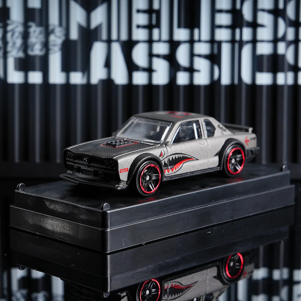 Auto in Metallo Pressofuso con Motivo Squalo - Scala 1:64, Modello da Corsa, Veicolo Giocattolo a Retrocarica, da Collezione per Appassionati di Auto e Bambini