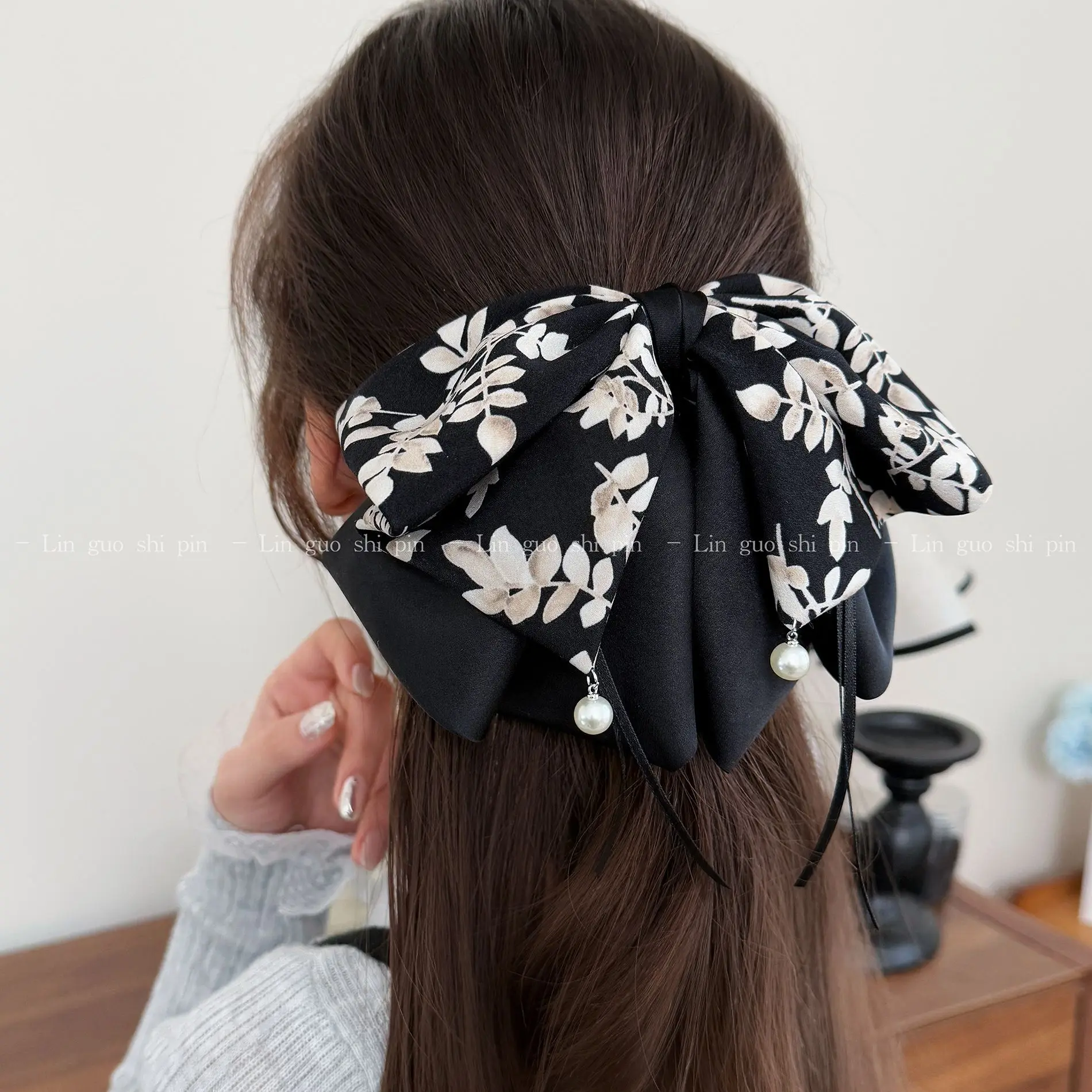 

Hot Selling Satin Bow Hair Claw Floral Watercolor Print Volumizing Shark Clip for Women Back of Head Bun Holder