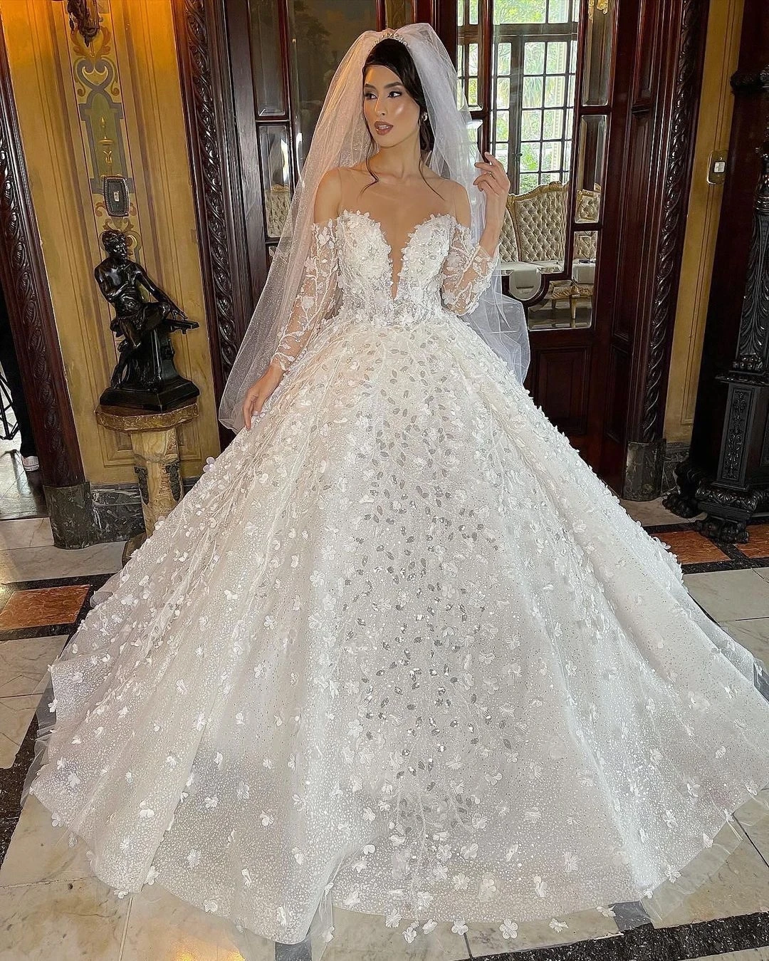 หรูหราชุดบอลชุดแต่งงานชุดแขนยาวชุดเจ้าสาว V คอ 3D ลูกไม้ดอกไม้ Appliques Vestina De Novia ที่กําหนดเอง