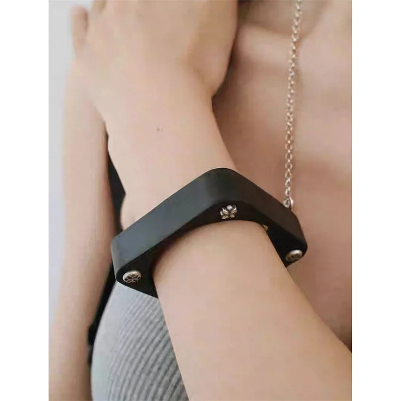 

Антикварный квадратный браслет из черного дерева в винтажном стиле для женщин, модный нишевый уникальный дизайн, изысканные очаровательные ювелирные изделия