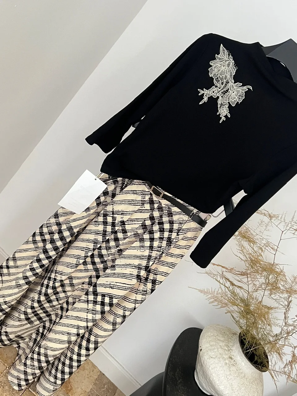 Ele Bla ホワイトチェック柄ニットトップとスカートセットハイネ刺繍ファイオナブルな秋の服装女性のスリムフィットアンサンブル