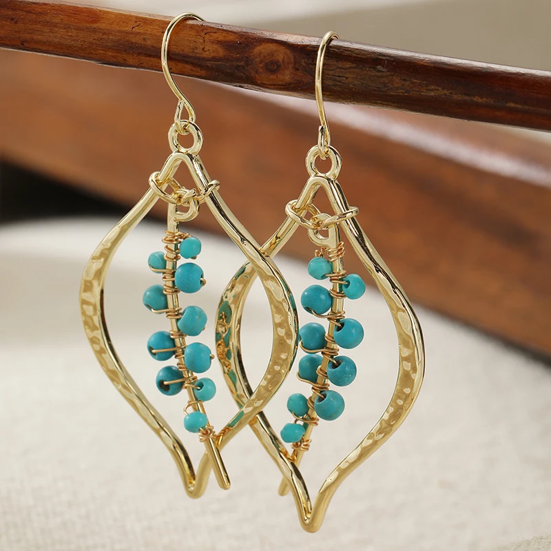 Böhmischer Stil, elegante, mit kleinen synthetischen Türkisen eingelegte, goldene Tropfenohrringe, Damenmode, schickes Design, Schmuck für Bankette und Festivals