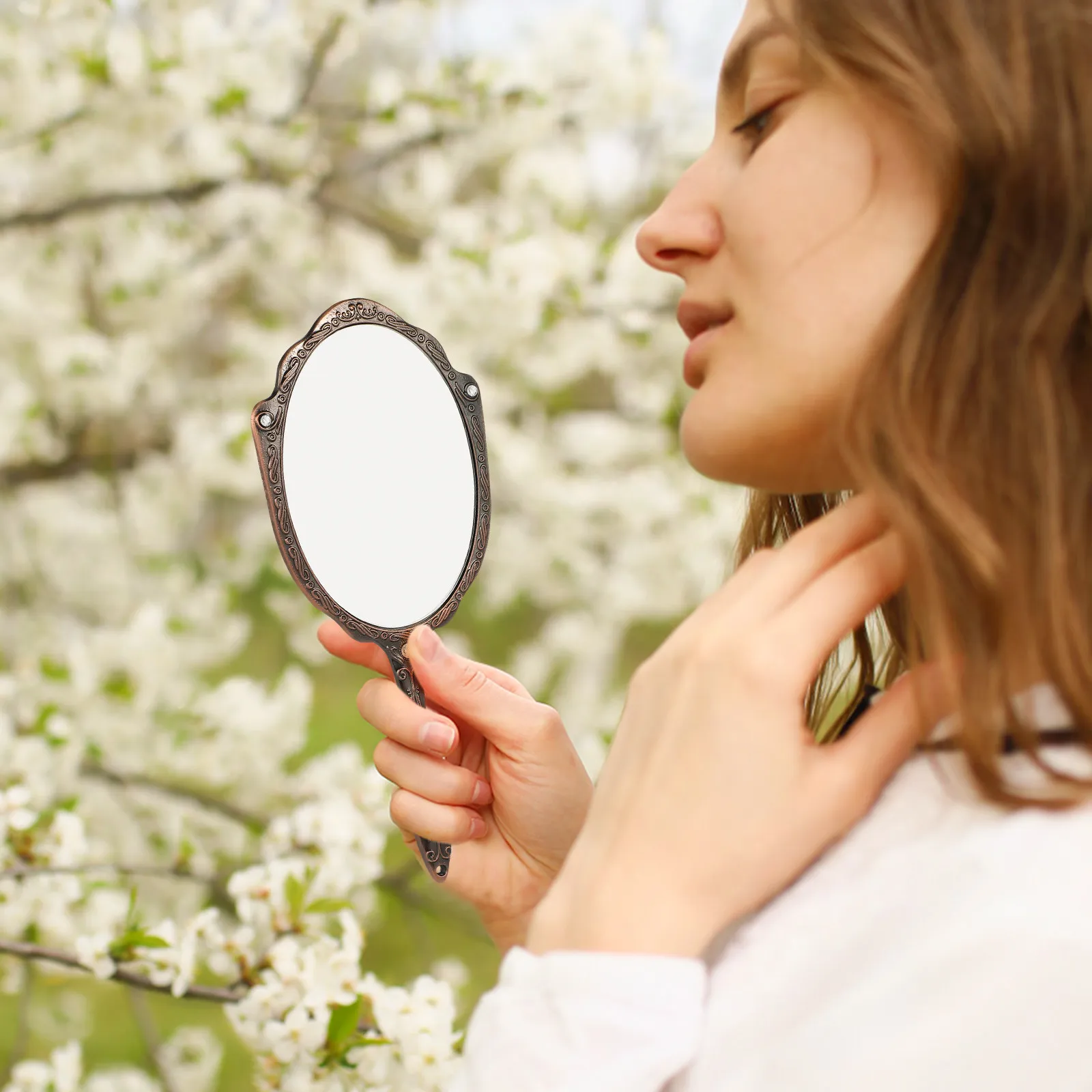 Miroir à main pour femmes, style vintage, cadre en métal, miroir de maquillage portable, rotation à 360 degrés, motif floral décoratif